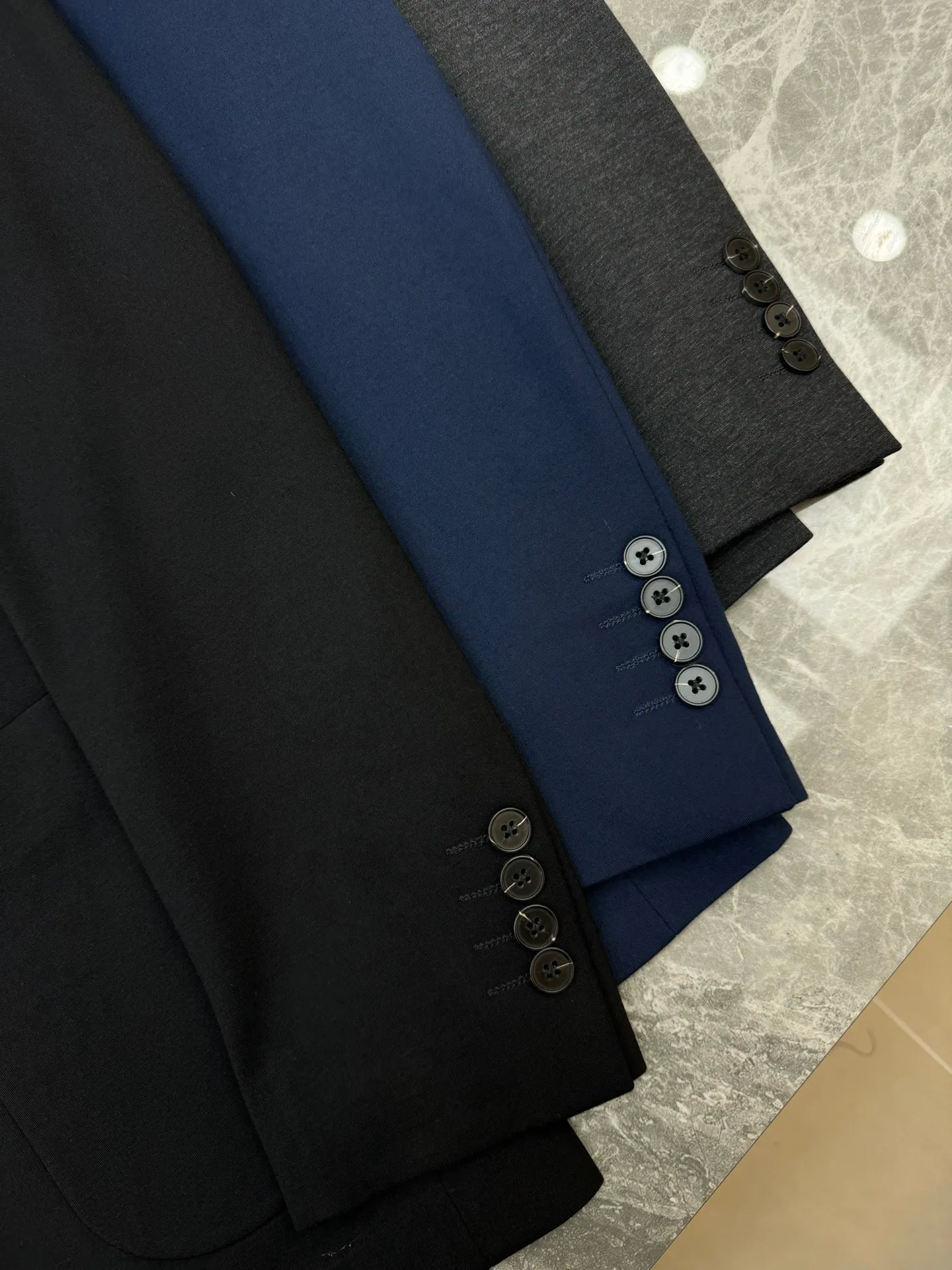 ⚜️KOLONSPOR*T New Arrival suit jacket👨🏻Foreign trade company order! Classic decimal silicone design. Simple and high-end. Custom-made imported original nylon-cotton Roman fabric, original custom-made metal leather tag. High-tech seamless gluing process. The fabric is straight and drapey, and the whole piece of clothing is neatly and neatly machined. All hardware accessories are top-notch accessories with logos supplied by customers. At first glance, they are high-end fabrics. This fabric is all custom-woven! Good products from regular big manufacturers! Very practical. Color: Black.Gray.Blue.Sizes: M-3XL. Slim fit! (XL recommended for 175/150 pounds)